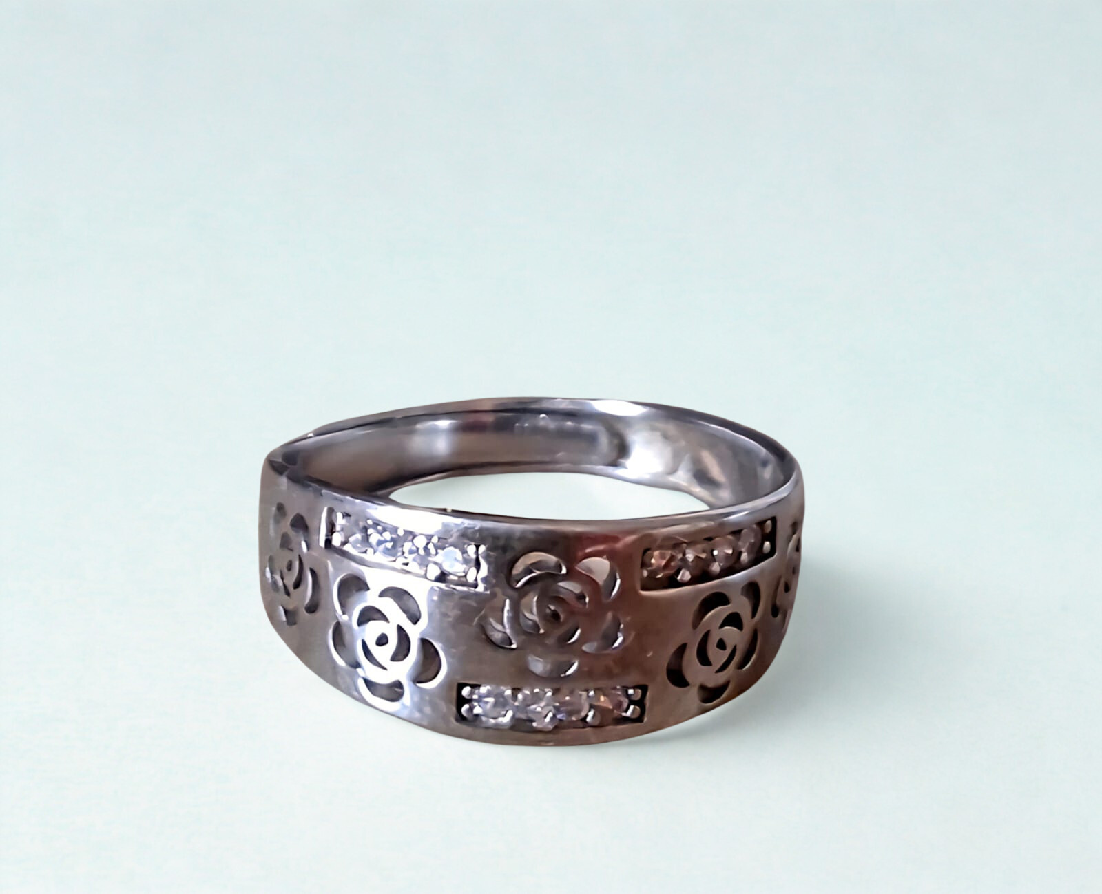 92.5 Silver ring with floral designs on a light grey background