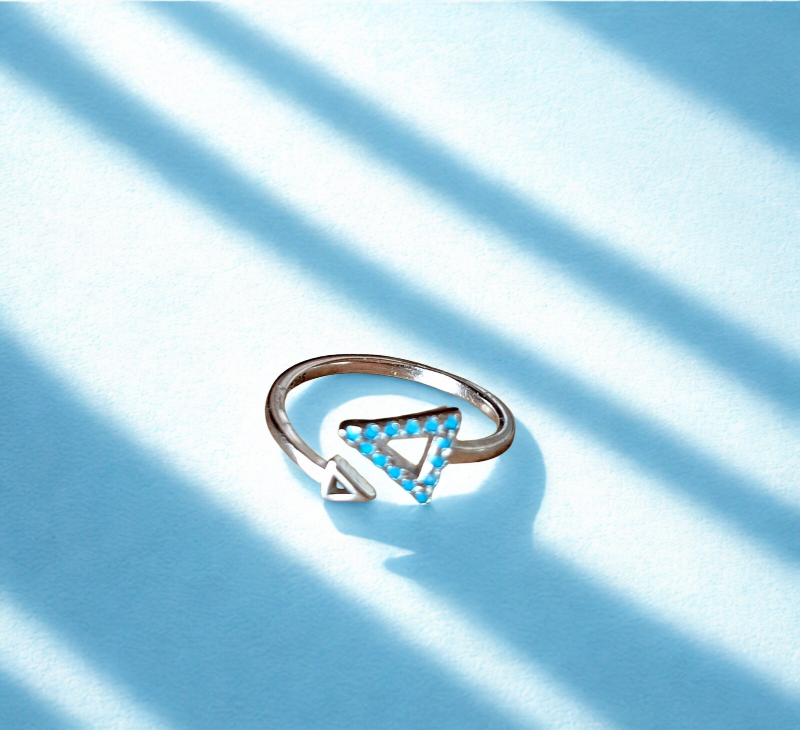 92.5 Silver ring with turquoise stones on a light blue background
